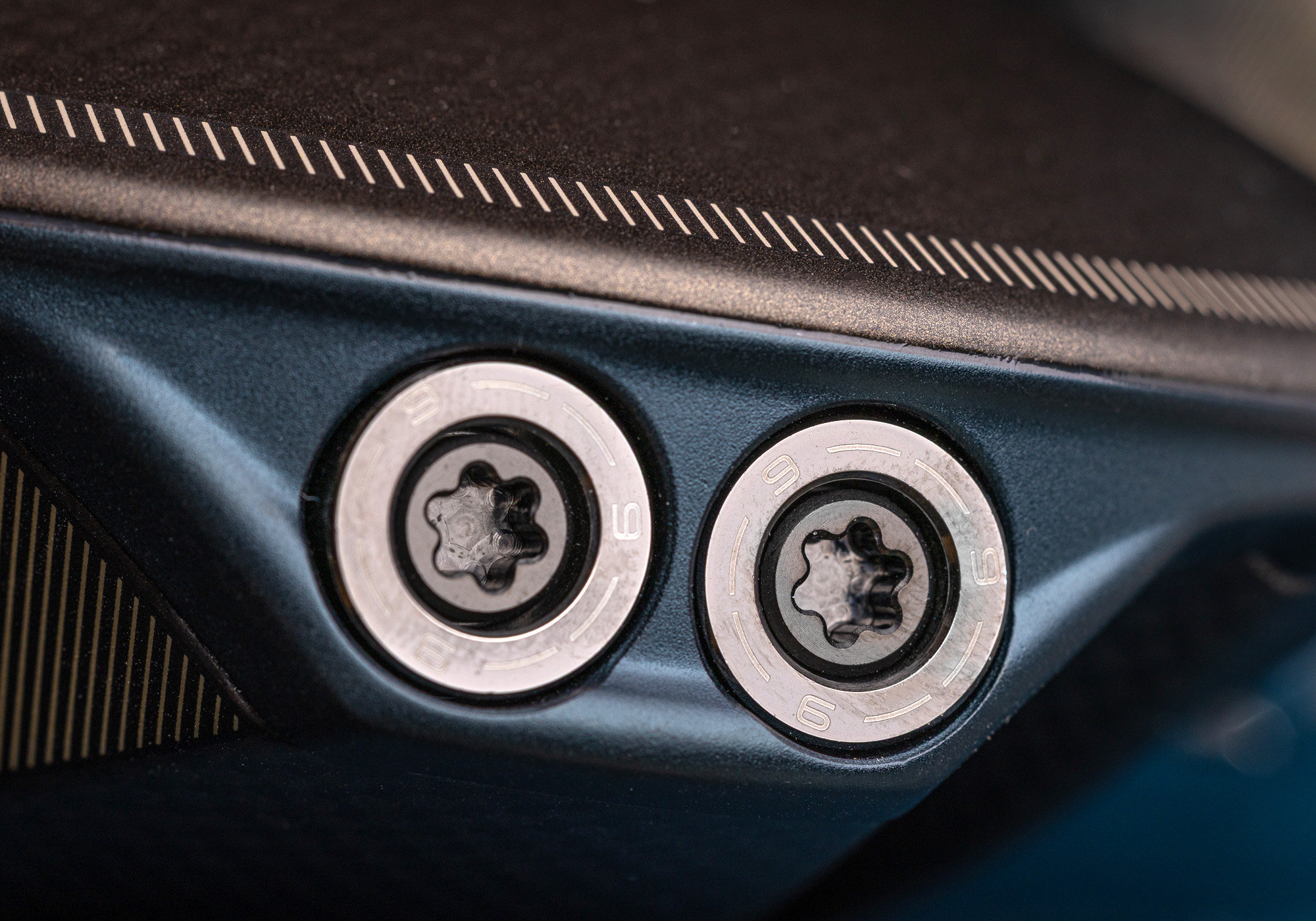 The Qi4D Core features 4 adjustable back weights.