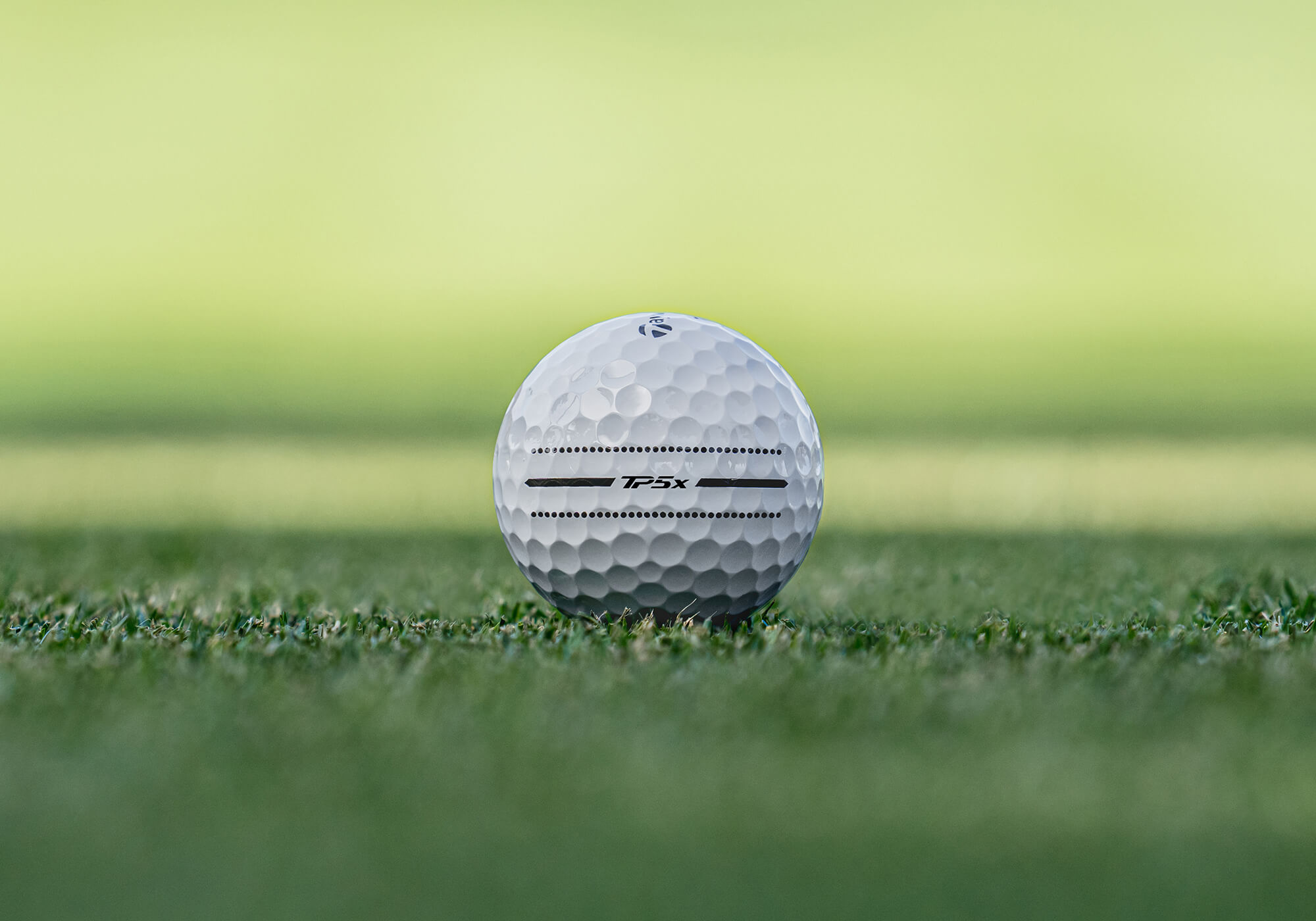 Balle de golf à rayures TaylorMade TP5x Performance.