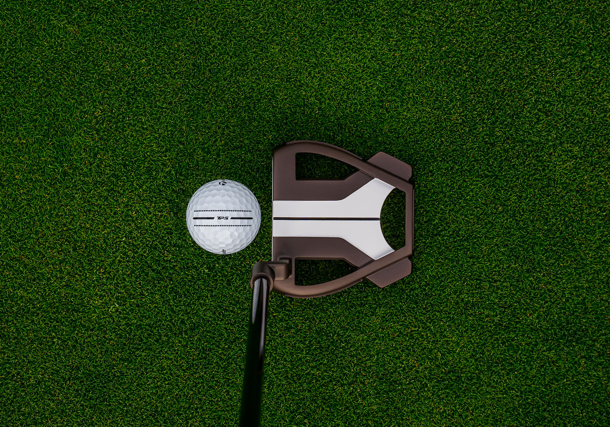 TaylorMade TP5 Performance Stripe contre Spider Putter.