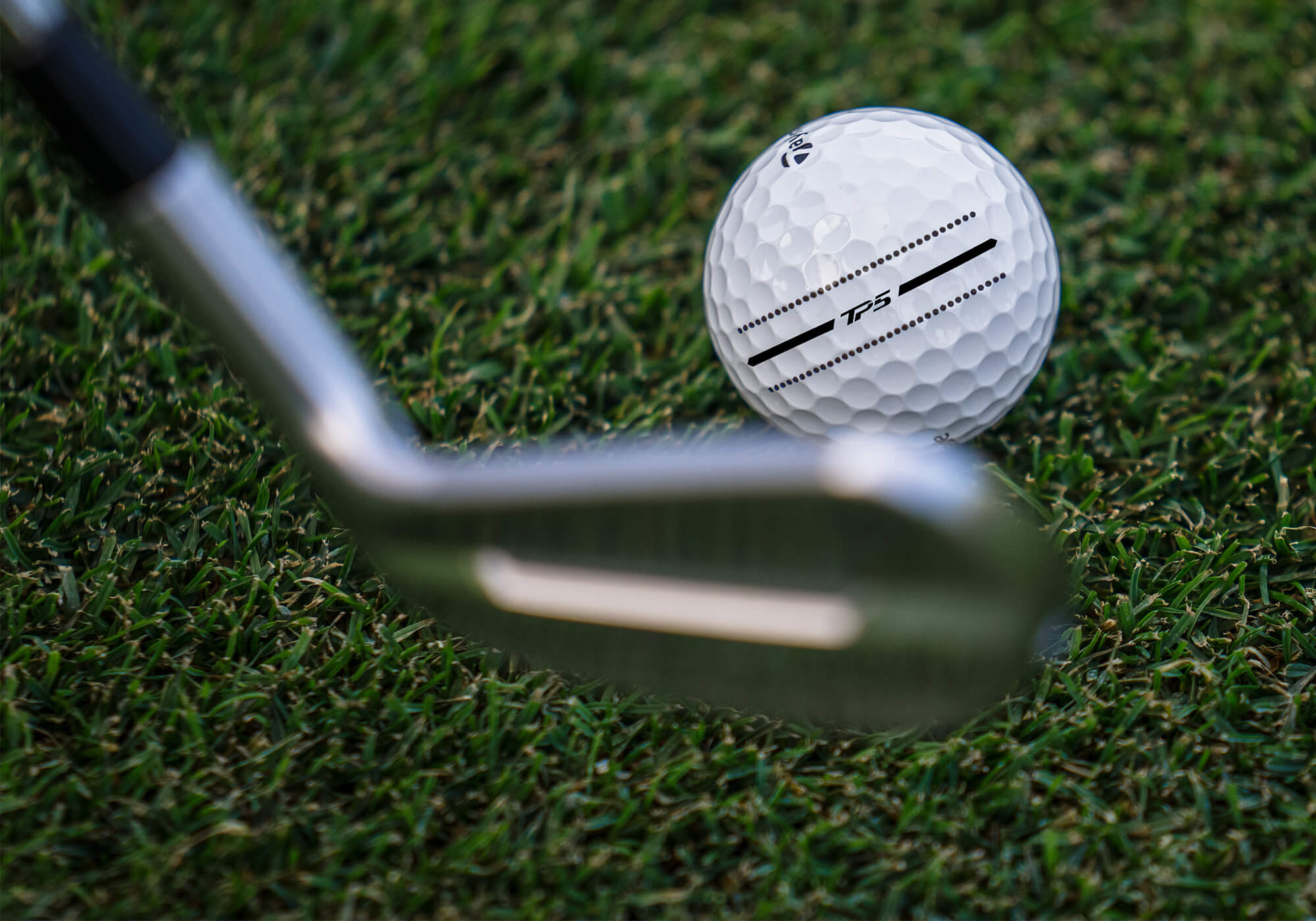 Derrière le fer TaylorMade TP5 Performance Stripe.